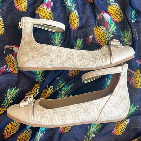Brand New Michael Kors Cream Round Toe Bow Ankle Strap Zipper Flats Dress Shoes - Picture 11 of 16